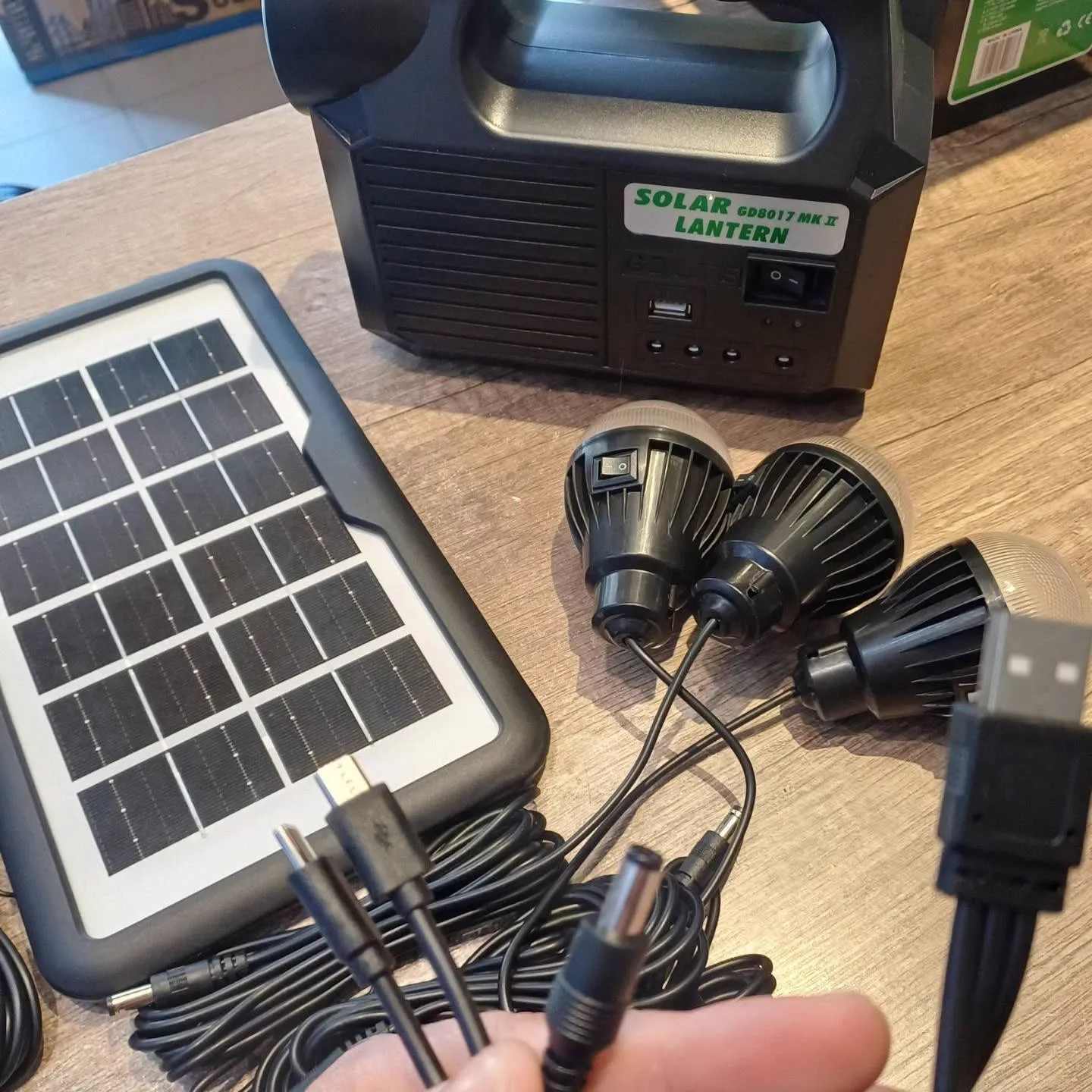 Solar panel, bulbs and cables of the kit